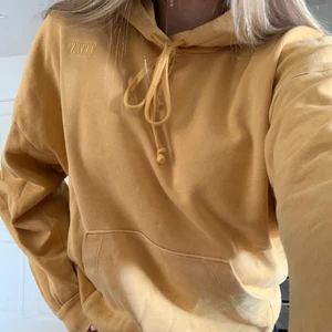 Levi’s Hoodie - Senapsgul Levi’s Hoodie i bra skick. Använd inte så många gånger. Tunn Hoodie med bra passform. Funkar vår, sommar, vinter och höst. Köptes för något år sedan.