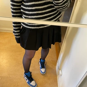 Svart kjol - Supersöt typ tenniskjol från hm, endast använd nåra få gånger!