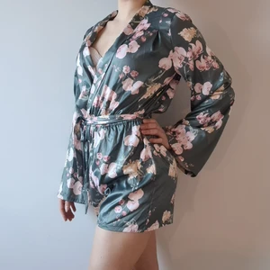 Hannalicious x NA-KD kimono playsuit, stl 36 - Hannalicious x NA-KD kimono playsuit, storlek 36, grön. Väldigt skönt, lent, lite halkigt & lätt material.