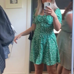 Grön blommig klänning 💚 - Säljer denna söta klänning från Bubbleroom i storlek 36! Endast använd två gångar därav mycket fint skick! Säljer för 200kr + frakt 💚