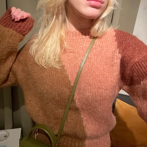 Stickad tröja från Zara - Så mysig och fin stickad tröja från Zara! Storlek S! Använd fåtal gånger och i superskick🧡🧡🧡 Köparen står för frakten om inget annat bestämts, kan mötas upp!💛