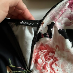 Body - Otroligt fin body från Gina Tricot i nyskick. Elegant urringning, perfekt till sommaren :) 