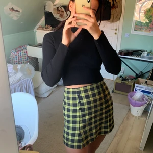 Rutig 90s kjol - Supersöt kjol köpt second hand. Liiite tajt för mig som är S/M i underdelar (173cm). Så runt XS/S. 💓✨ 