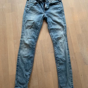 Jeans från G-star - Säljer mina jeans från G-star i storlek W25 och L30 men upplevs som mindre i storleken. Köpta för 1199 kronor. 