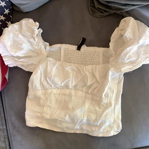 Söt sommar topp - Säljer nu denna söta toppen som passar perfekt till sommarn. Den har blivit förliten så säljer nu den vidare. 