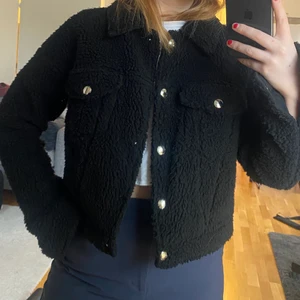 Svart teddyjacka xs/s - Superfin svart teddyjacka storlek xs/s! Perfekt nu till våren osv💘 en knapp vid ärmslutet har lossnat men det är inget som syns! Skriv för fler bilder isf✨