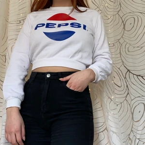 Vit Pepsitröja - Supermysig croppad pepsitröja. Använd ett fåtal gånger. Säljer då den är för liten. 