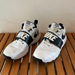 Basketskor Nike storlek 38,5 - Basketskor Nike storlek 38,5. I bra skick men har används en del. 