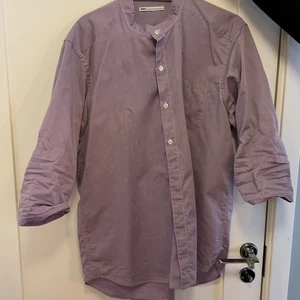 Skjorta från HOPE  - Passar till både tjej och kille. Superfin och skön i materialet 