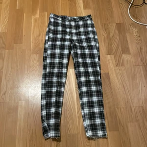 Byxor  - Emo/alternativa byxa från hm som jag inte använt någon gång lappen på byxorna är kvar. Minns ej hur mycket sms kostade men dem kostade mer än 150kr. Dem finns ej kvar i hm. Storlek 38. 