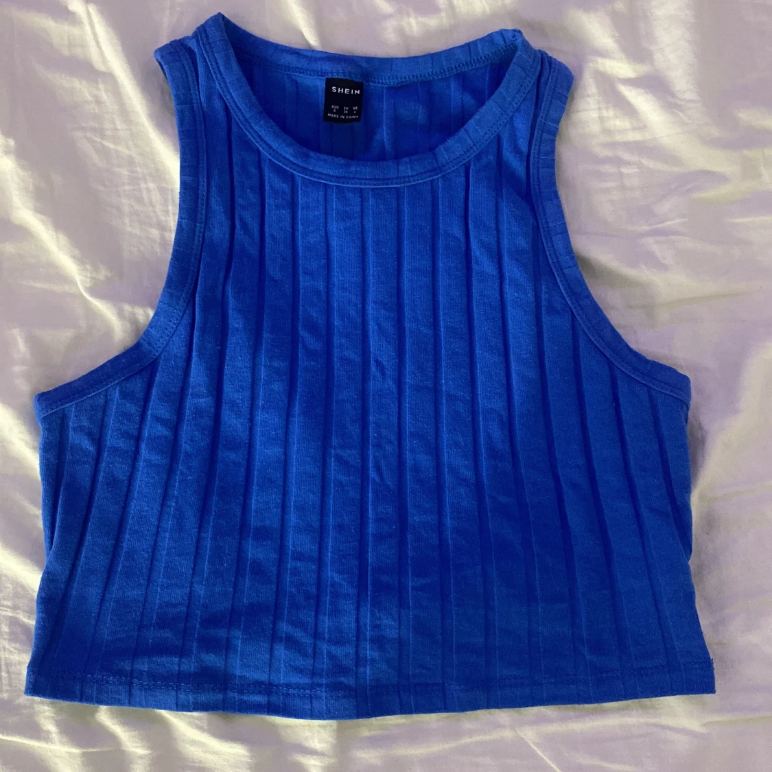 Blå crop top i storlek S