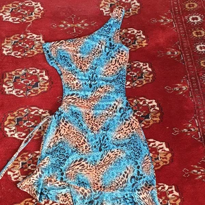 Super fin Monster one arm klänning  - Unik mönstra klänning som passar till allt och bara provat.passar xs_ m eftersom den stretcher 