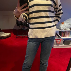 Randig zara tröja med slits - En jättefin vit och svart randig tröja från zara med slits! Jag har inte använt den någon gång för att den inte har kommit till användning tyvärr! Den är i storlek small. Skriv privat om du har någon fråga💞