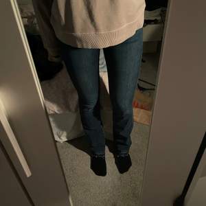 Snygga mid waist bootcut från Levis. De är så sköna!😍 Jag har innebenslängd 84cm!