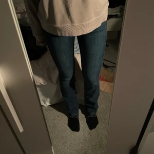 Levis W.28 bootcut - Snygga mid waist bootcut från Levis. De är så sköna!😍 Jag har innebenslängd 84cm!