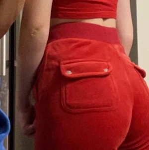 Juicy couture  - Byxorna är använda ett par gånger, byxorna är även som när jah köpte dom o jätte sköna o gå i. 