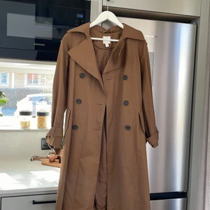 Vår kappa  - Säljer en fin brun kappa nu till våren, st XS, men passar mig som brukar ha S-M