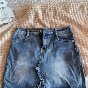 Kjol  - Jättesöt jeanskjol från märket Chelsea. Sparsamt använd, säljer på grund av att det är synd att den endast får ligga i garderoben. Hur sommrig som helst!!