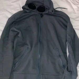 C.P COMPANY HOODIE - Cp company hoodie köpt för några dagar sen i nk för 2500kr storlek small drog bort lappen direkt för jag inte tänkte sen passa den inte perfekt så vill sälja den skicket är 10/10 istortsätt oanvänd kvitto och allt ingår