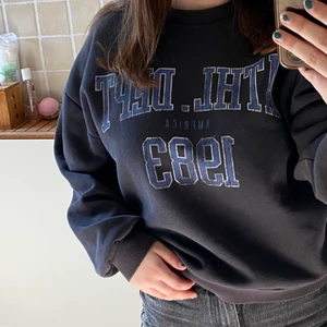 Sweatshirt - Så fin sweatshirt som tyvärr Inte kommer till användning längre! Riktigt bra skick och bara använd ett  få antal gånger 🤩så skön!!