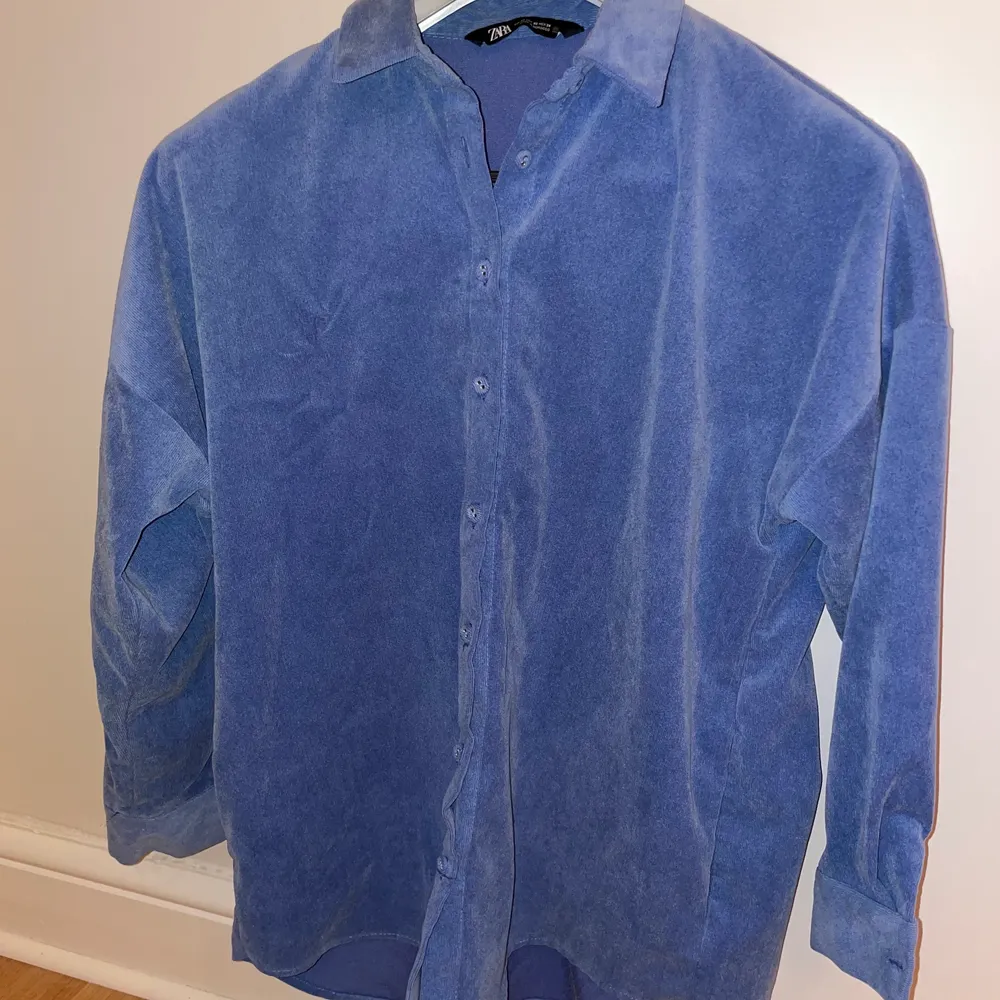 Oversized skjorta från Zara. Underbar blå färg :) . Skjortor.