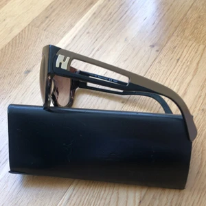 Fendi solglasögen  - Säljer dessa fina bruna Fendi solglasögen.  De passar inte mig i storlek. De är äkta