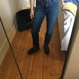 Mörkblå jeans straight fit  - Från uniqlo, w26 men skulle säga att de är stora i storleken! Lite stretch 