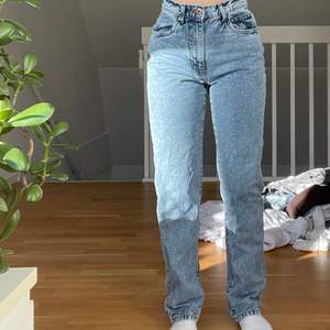Säljer dessa snygga asos jeans som inte kommer till användning då jag redan har massa blåa jeans! 😍