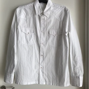 Acne studios boxy skjorta - Köpt på acne archive i Stockholm. Använd fåtal ggr. Boxy fit, M-L. Mått: axelbredd: 48 cm, längd: 72 cm, armhåla till armhåla: 57 cm. 