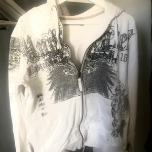 Snygg zip up - Riktigt snygg zip up som jag tyvärr inte använt så mycket där av säljer jag den, använd 2 gånger. Legat i min garderob ett tag där av skrynklig, pris kan diskuteras och hör av dig för fler bilder💞