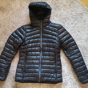 EVEREST . STL 38 - Everest lättvikts jacka.  stl 38. NY endast provade sen hängt hela vintern. Linerjacka lätt och värmande TCS Insuloft som är en syntetvaddering med dunliknande egenskaper. Jackan har innerfoder i återvunnet material och två sidofickor med dragkedja. Den har också justerbar nederkant med elastisk dragsko,en skyddande vindslå innanför dragkedjan fram för att hindra vind och kyla att komma in. Jackan är 3-i-1 kompatibel. 