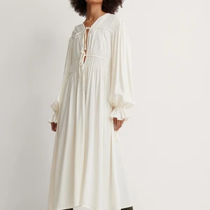 Klänning  - Klänning nakd! Bilderna är tagna från Google! Aldrig använd, med lappen kvar. Storlek 36!