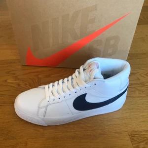 Nike Sb Blazer  - Vit/Marinblå Nike Sb Blazer.                                               Helt nya, 10/10.                                                                  Premium läder.                                                          Extra skosnören medföljer.                                               US 9.5, EU 43, 27.5 cm.                                            Nypris 1300kr. Pris går att diskutera.