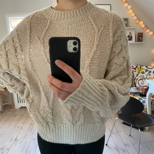 Stickad - Så himla fin bredstickad tröja från Lindex. Använd 2 gånger men har massa andra. Jätteskönt material. Storlek XL så oversize på mig som har S vilket är najs!!!