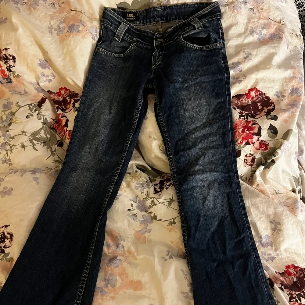 Jätte fina Lee jeans som är lågmidjade ,står ingen storlek men skulle säga att dem passar en xs .🥰. Jeans & Byxor.