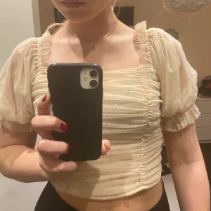 Sommar-blus - Säljer min söta blus från HM som inte kommit till användning under sommaren. Den är i väldigt fint skick och har en superfin passform❤️❤️