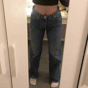 säljer dessa superfina zara jeans i storlek 38. 80kr + frakt 😚