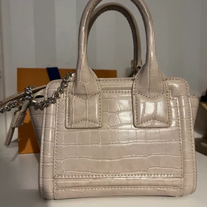 Zara väska - Helt ny väska från zara. Kommer inte till användning. Finns ett långt band med kedja som syns på bilden sen även två korta man kan hålla i handen. 