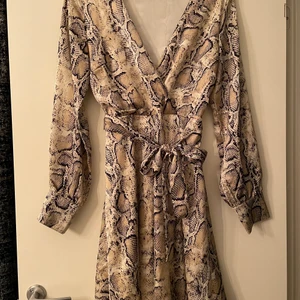 Klänning från SisterS point - Fin klänning med omlottdetalj. Nyskick!