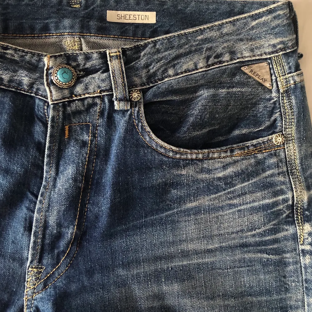 aaas snygga jeans från Replay! köpta på en secondhand, men de är i väldigt fint skick! känner att jag vill sälja de nu då de sitter för tajt vid låren:( jag bär 28/29 i midjan i jeans! sitter lågmidjat och är straightlegged. skriv vid intresse, frågor eller fler bilder💋 frakten är inräknad i priset. Jeans & Byxor.