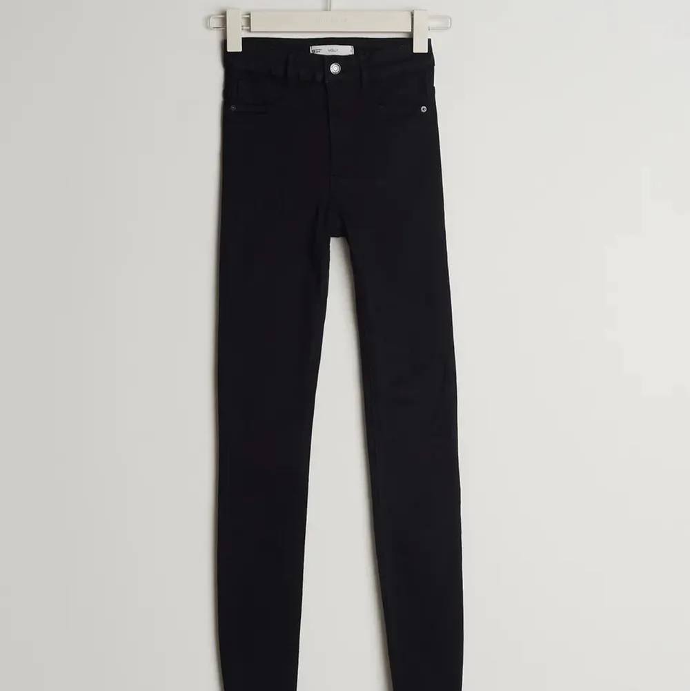 Säljer svarta jeans som jag köpte från Gina tricot. Dom är väldigt stretchiga vilket är bra då materialen är skön. Har använt ett par gånger, dom har inga hål och är i bra skick.. Jeans & Byxor.