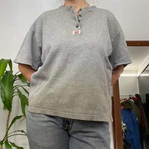 T-shirt från Levi’s i tjockare tyg, nästan som en crewneck men shortsleeve, köpt secondhand, den är i mycket bra skick men syns att den är ”vintage” ☁️🖤