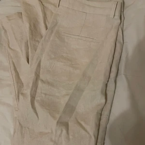 Linnebyxor - Linnebyxor säljes, aldrig använda. Sälja pga. Flytt. Storlek 40 men passar även 42. (Kostym stil, mjukt material)