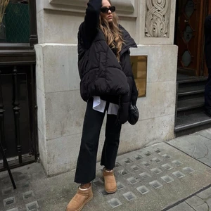 väst från zara  - köparen står för frakt budgivning om flera intresserade använd en gång rekommenderar den för dig som är över 165cm 