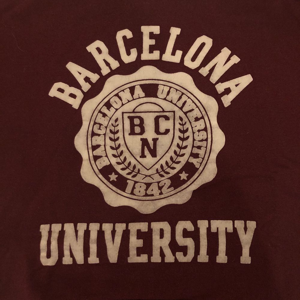 En fin, vintage, vinröd hoodie som det står Barcelona University på. Använd några gånger men är lite liten nu och jag använder den inte så ofta. Väldigt fint, tjockt material. Finns ett litet hål på vänstra armen längst ner men det kan man fixa. . Huvtröjor & Träningströjor.