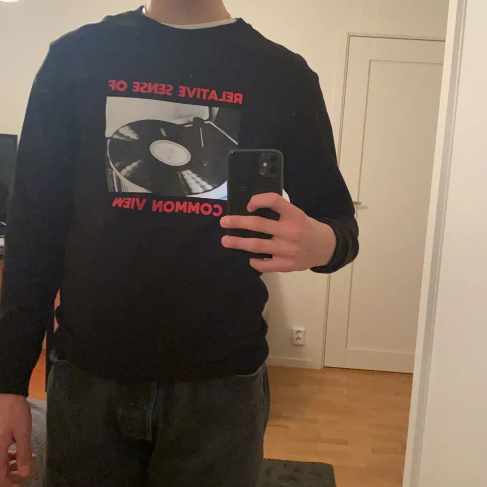 Sweatshirt från zara, med tryck på magen och i nacken, skick 9/10😄. Tröjor & Koftor.