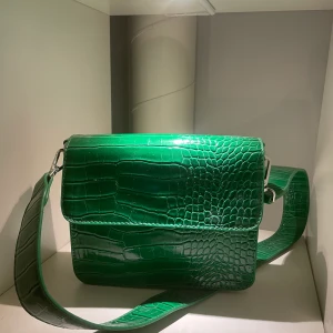 Crossbody Bag - Helt splitterny väska från Hvisk! Materialet är vegansk imitation av "croco material"  Orginalpris: 699kr. Säljer för: 250kr