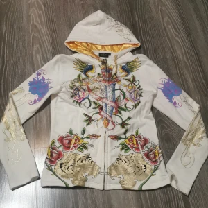 Christian Audigier - Jätte snygg huvtröja av Christian Audigier i ganska tunnt tyg. Mest hängt i garderoben i flera år. Snörerna är lite slitna annans är den i fint skick! 💕