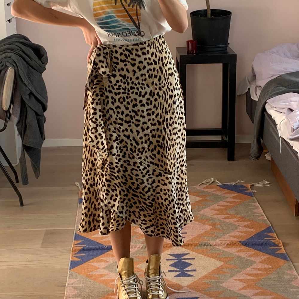 Så så så snygg leopard kjol som sitter som en smack och går omlott. Perfekt till sommaren😍 👌🏽  frakt 66kr. Kjolar.