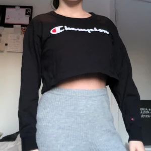 Champion sweatshirt small - Croppad champion sweatshirt. Skitsnygg men kommer tyvärr inte till användning. Använd ett fåtal gånger🥰